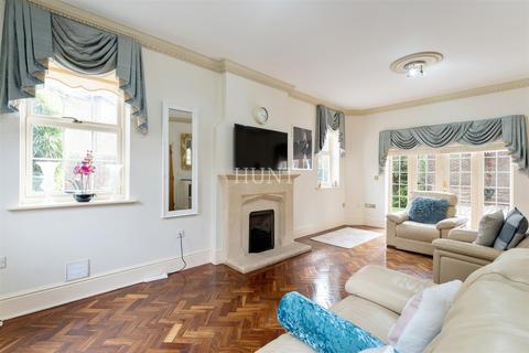32 Regents Drive, Woodford Green, IG8 8RZ