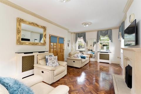 32 Regents Drive, Woodford Green, IG8 8RZ