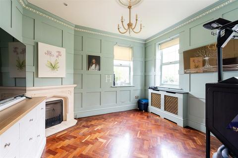 32 Regents Drive, Woodford Green, IG8 8RZ