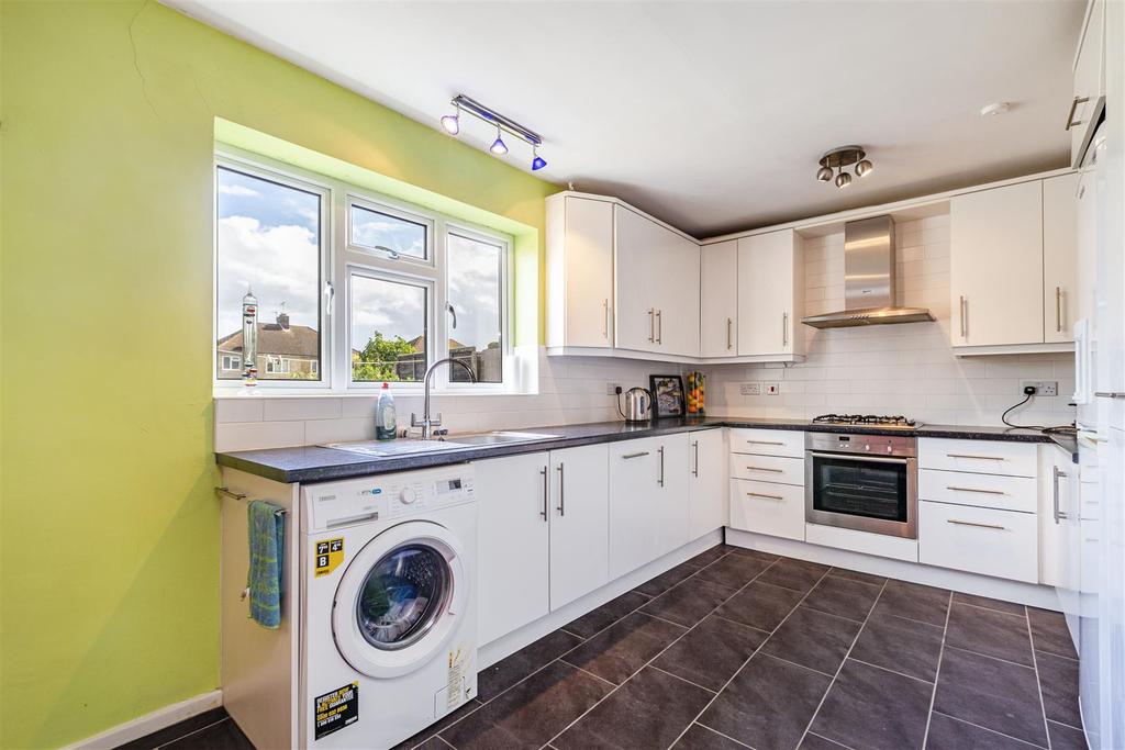 Kingston Rise, New Haw, Addlestone 2 bed house £475,000