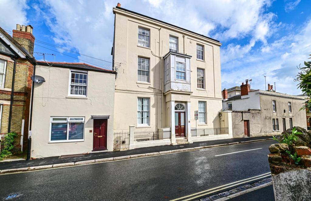 Spencer Road, Ryde 2 bed apartment £250,000