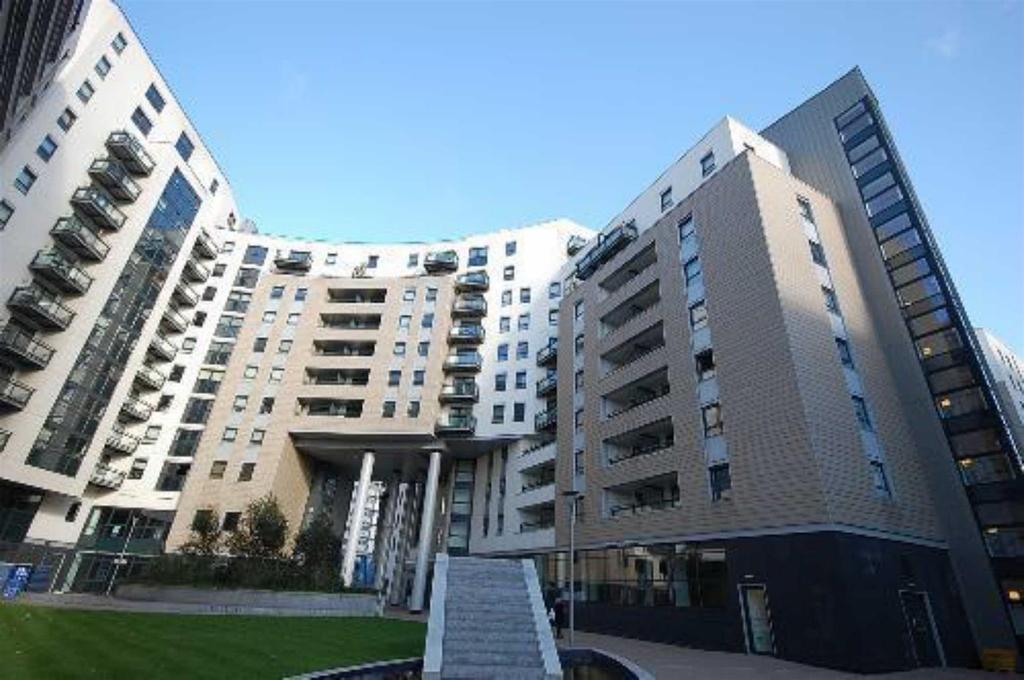 Gateway East, Marsh Lane, Leeds 2 bed apartment £995 pcm (£230 pw)