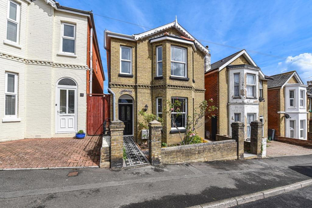 Well Street, Ryde 3 bed detached house for sale £400,000