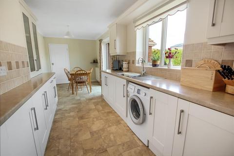 2 bedroom detached bungalow for sale - Meadow Drive, Scruton, Northallerton