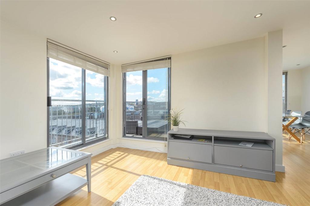 Living room 3.jpg