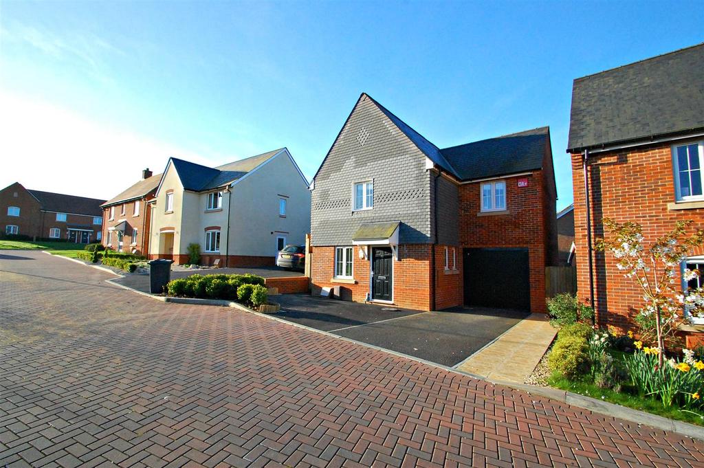 Teglease Gardens, Clanfield... 3 bed detached house £400,000