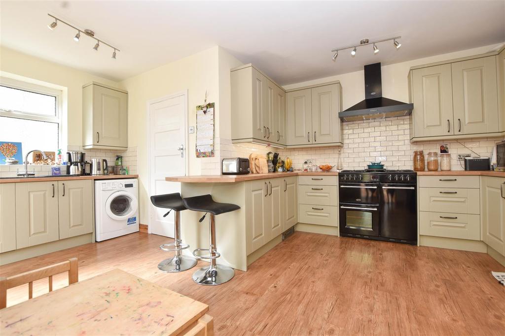 Freeman Avenue, Eastbourne 3 bed semidetached house £400,000