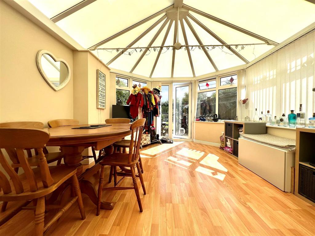 Freeman Avenue, Eastbourne 3 bed semidetached house £400,000