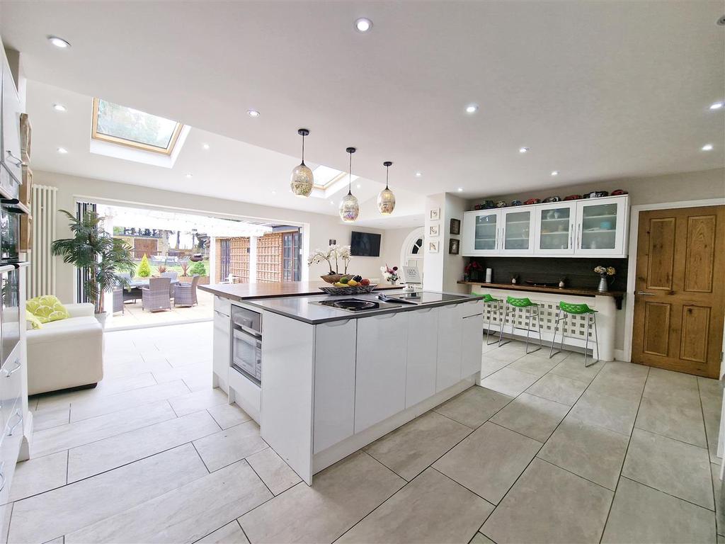 Kitchen 2.jpg