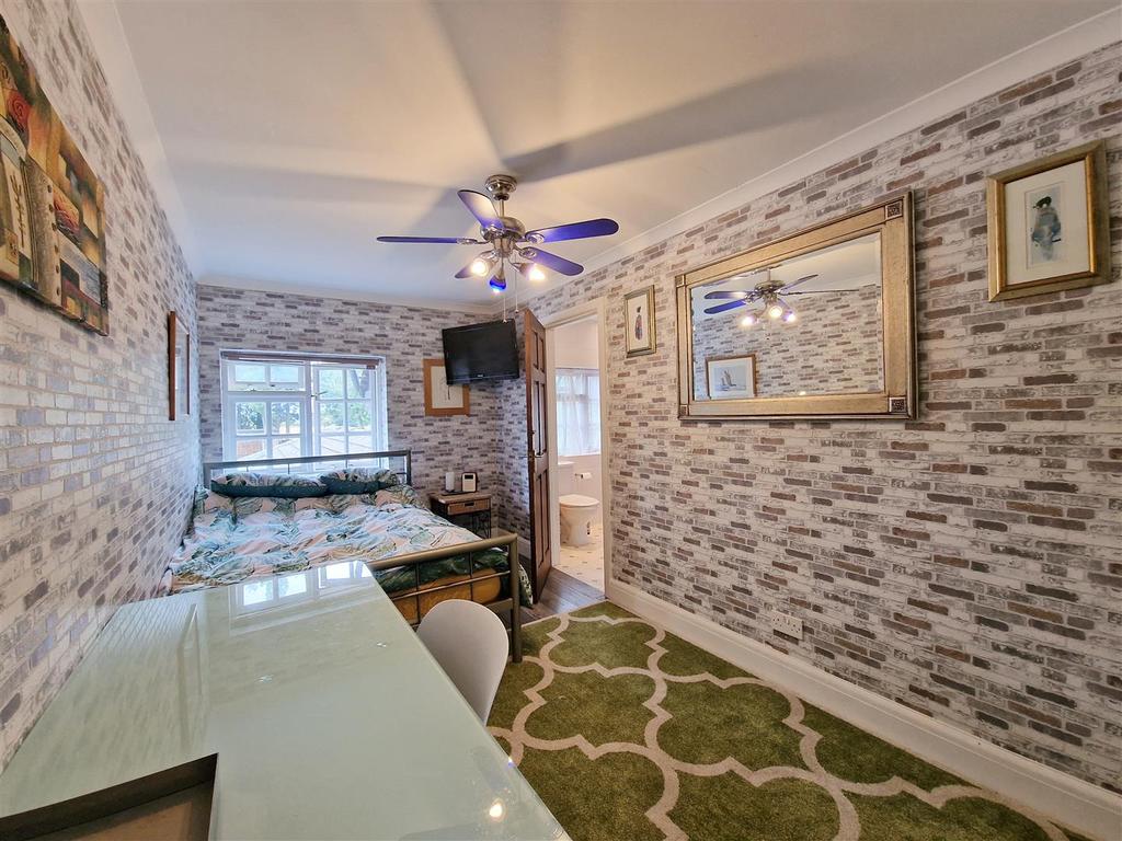 Bedroom 4.jpg