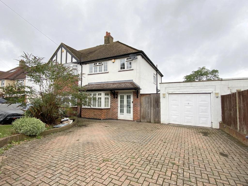 Woodbury Drive, Sutton 3 bed house £2,700 pcm (£623 pw)