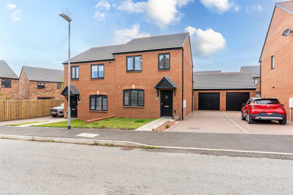 Magdalene Place, The Fairways, Cramlington 3 bed semidetached house