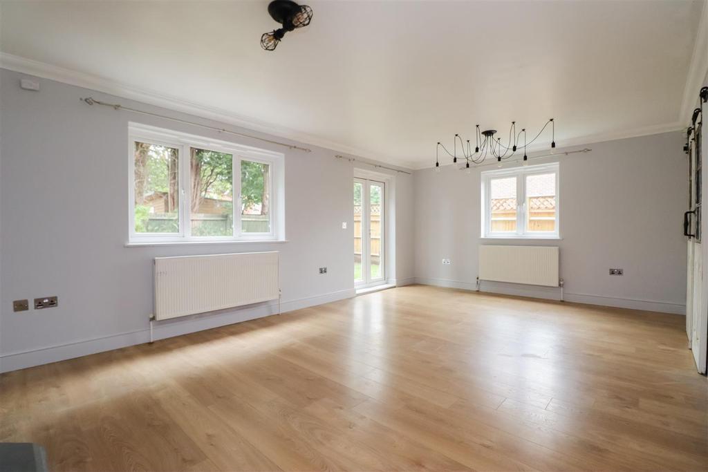Arun Way, Horsham * VIEWING DAY SAT 17TH SEPT BY APPT ONLY * 3 bed