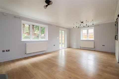 4 Arun Way, Horsham, RH13 5DD