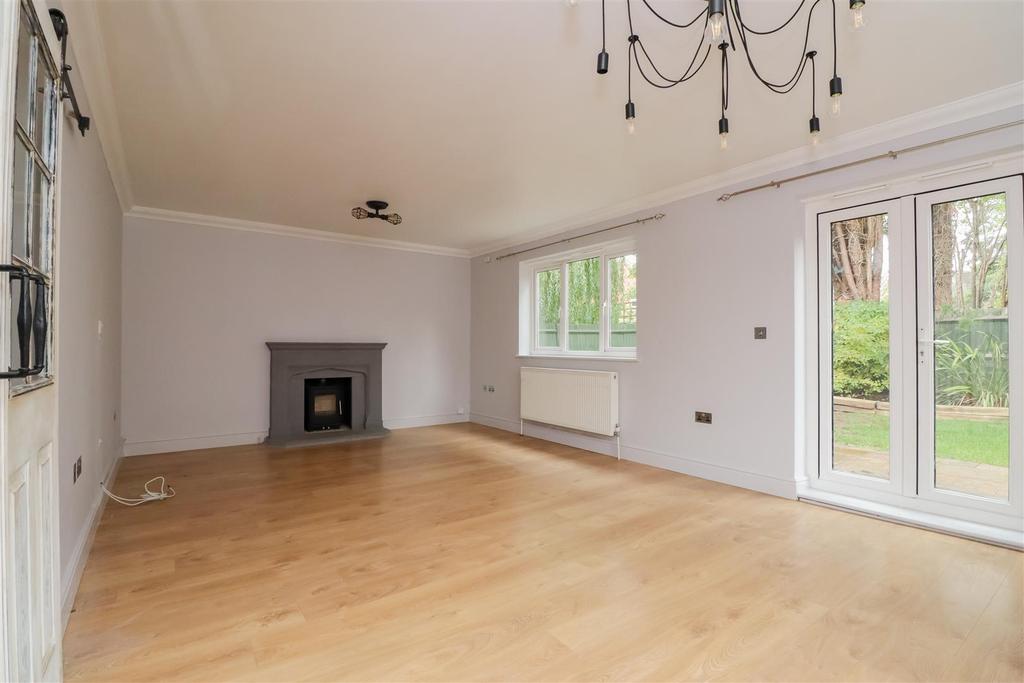 Arun Way, Horsham * VIEWING DAY SAT 17TH SEPT BY APPT ONLY * 3 bed