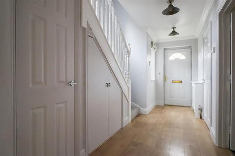 4 Arun Way, Horsham, RH13 5DD