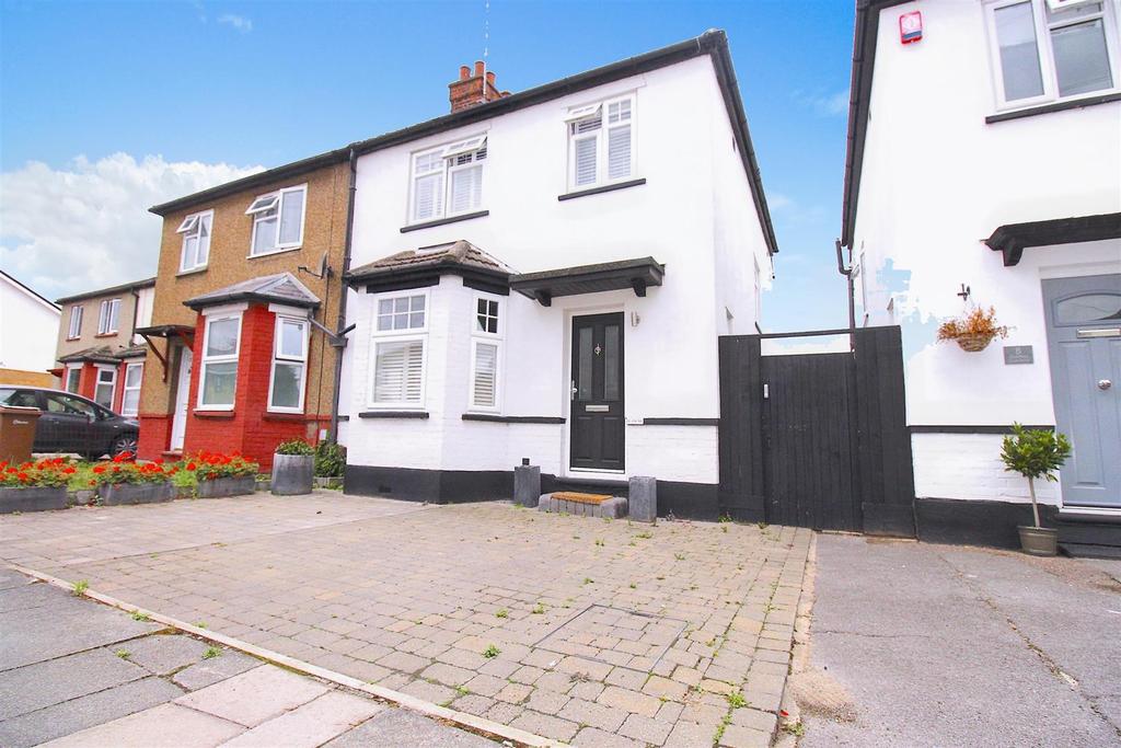 Goldlay Gardens, Chelmsford 3 bed semidetached house £450,000