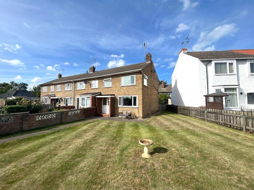 Queens Gardens, Hornsea 3 bed end of terrace house £175,000