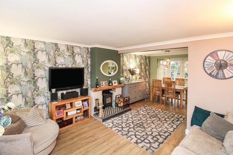 3 bedroom semi-detached house for sale, Carpenters, Billingshurst, West Sussex. RH14 9RA