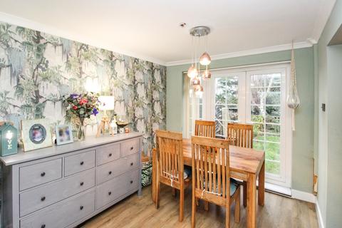 3 bedroom semi-detached house for sale, Carpenters, Billingshurst, West Sussex. RH14 9RA