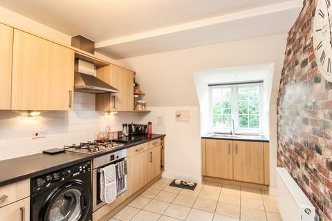2 bedroom flat for sale - Barn Close, Crawley, West Sussex. RH10 7PE