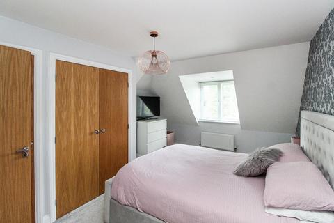 2 bedroom flat for sale - Barn Close, Crawley, West Sussex. RH10 7PE
