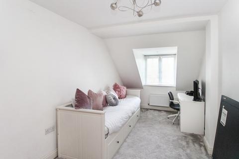 7 Barn Close, Crawley, RH10 7PE