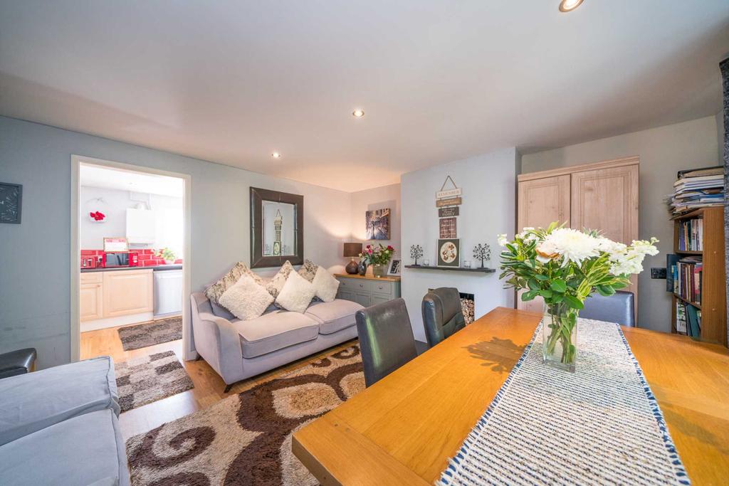Pulleys Lane, Hemel Hempstead 2 bed house £375,000