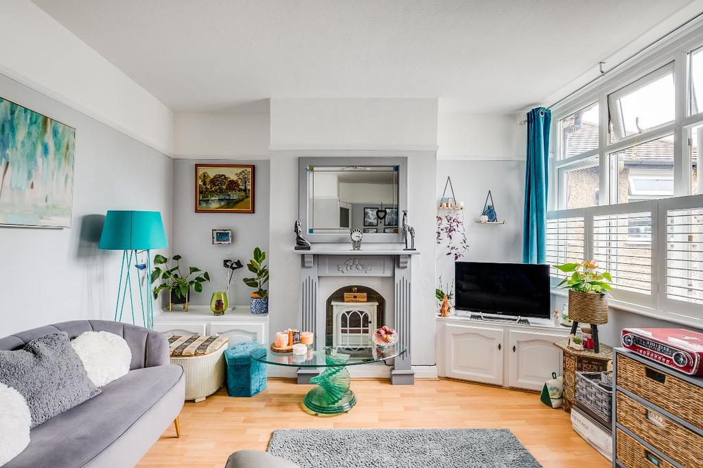Avondale Avenue, StainesuponThames 2 bed £315,000