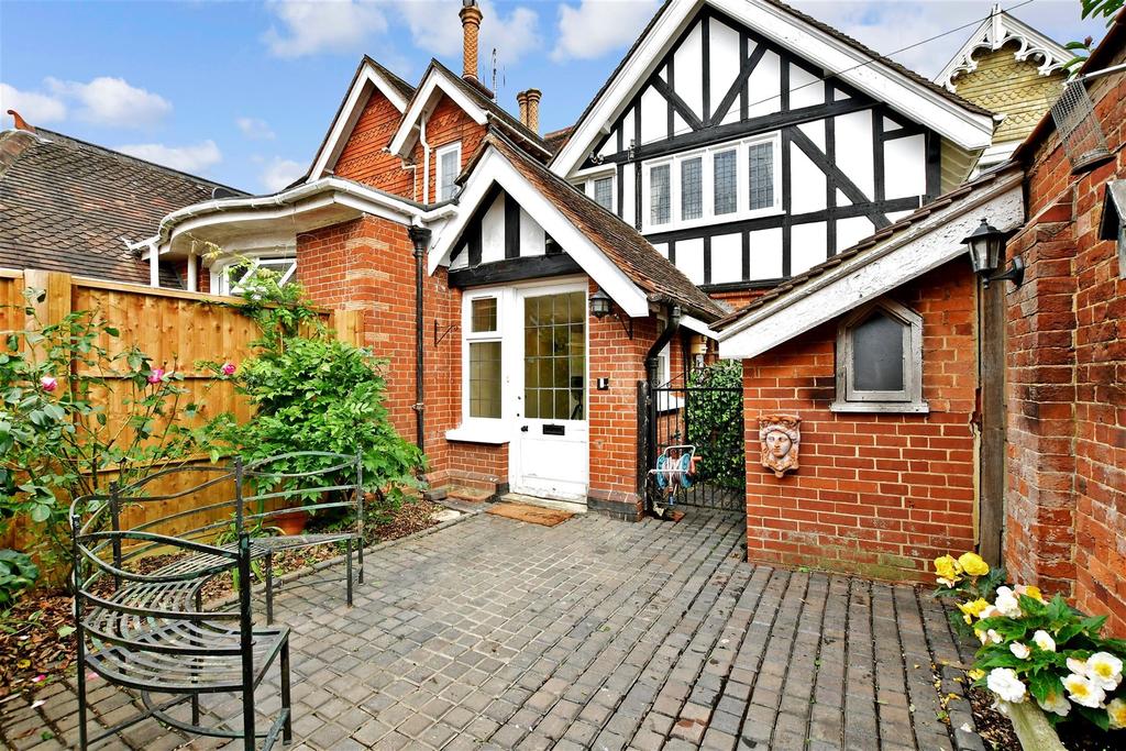 Mill Road, Holmwood, Dorking, Surrey 2 bed ground floor flat £300,000