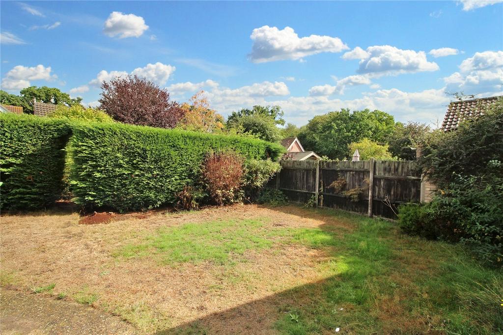 Romany Walk, Poringland, Norwich, Norfolk, NR14 2 bed bungalow £950
