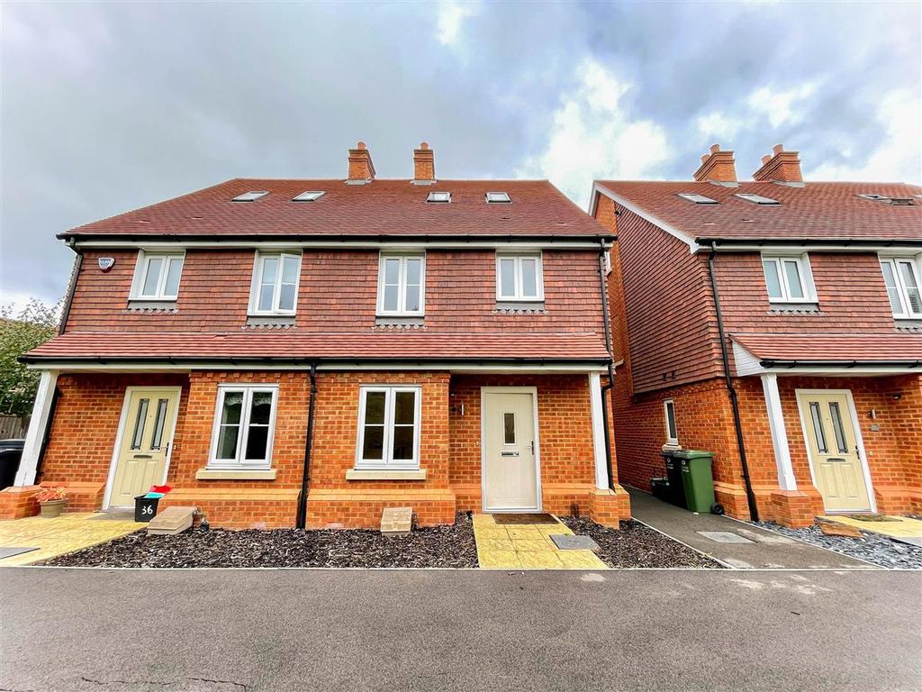 Thomas Waters Way, Horley 3 bed semidetached house for sale £460,000