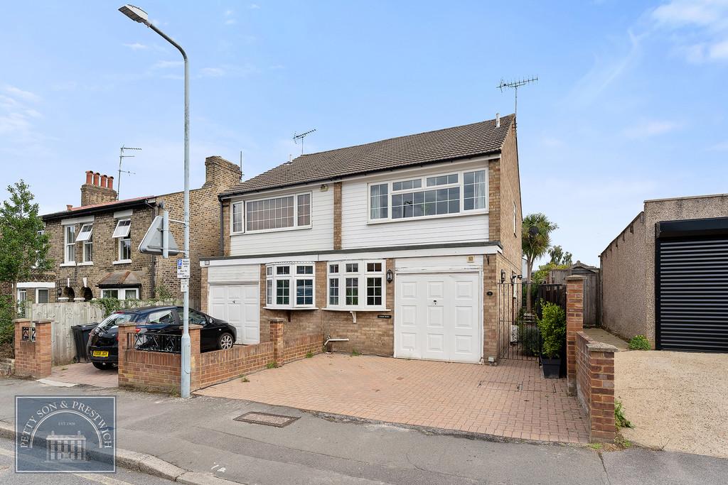 Wellington Road, Wanstead 2 bed semidetached house £685,000