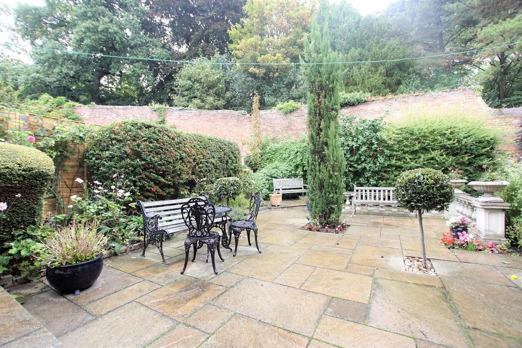 Castle Close, Warwick 3 bed detached house £695,000