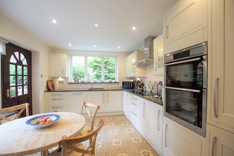 5 Castle Close, Warwick, CV34 4DB