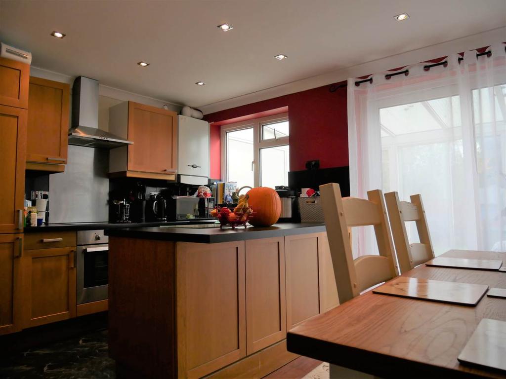Croydon Close, Lordswood, Chatham 3 bed terraced house £1,250 pcm (£