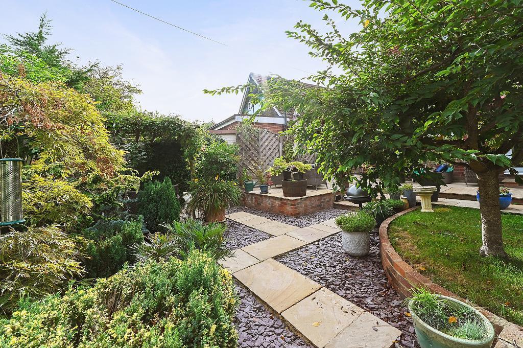 Colchester Road, Lawford, CO11 2BA 3 bed detached house £400,000