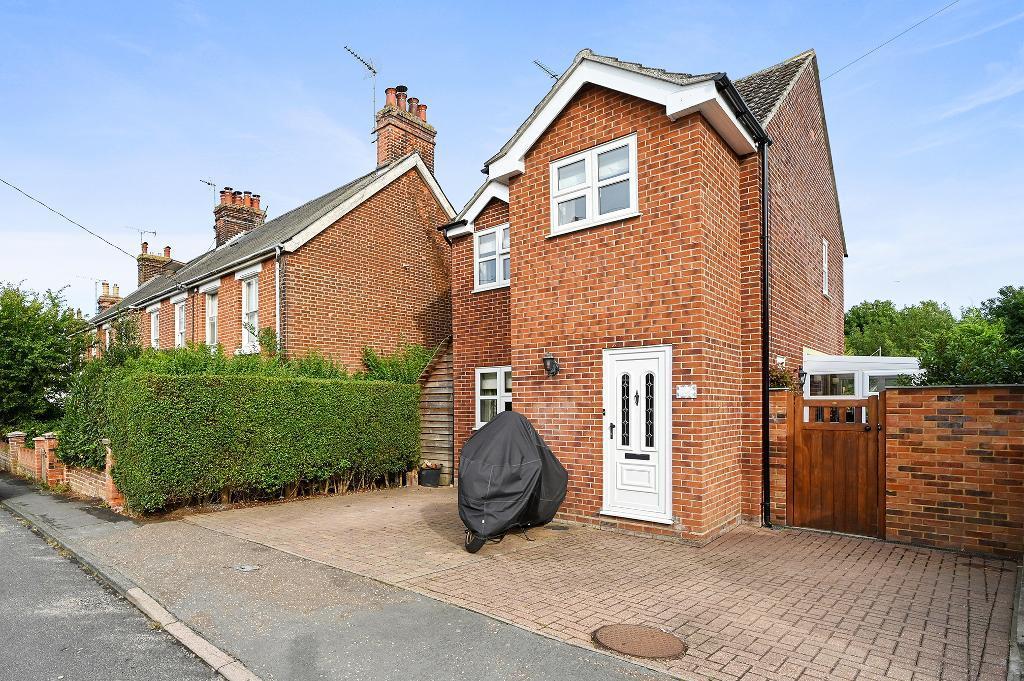 Colchester Road, Lawford, CO11 2BA 3 bed detached house £400,000