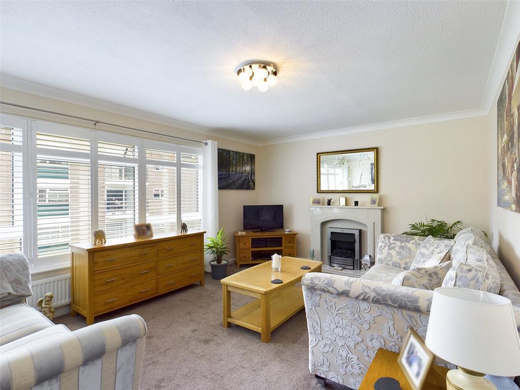 Manning Avenue, Highcliffe... 2 bed apartment £260,000