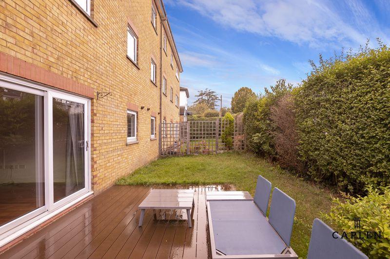 Princes Road, Buckhurst Hill 2 bed apartment to rent £1,895 pcm (£437 pw)