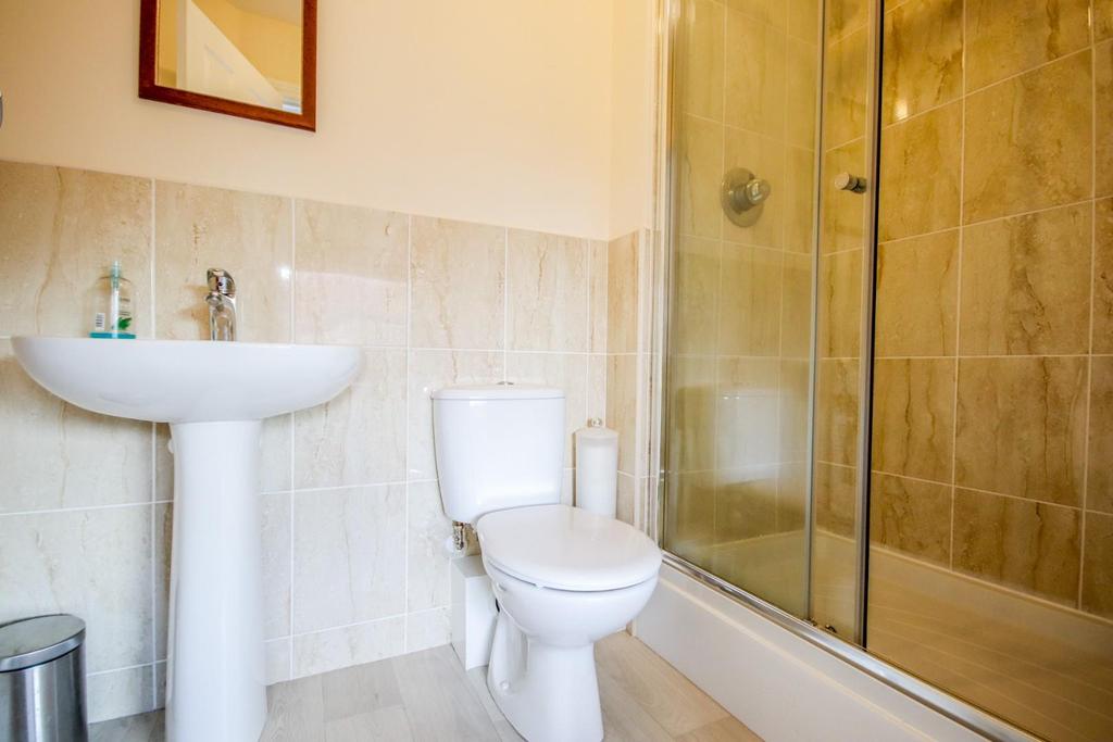 En-Suite Shower Room (Bedroom 2)