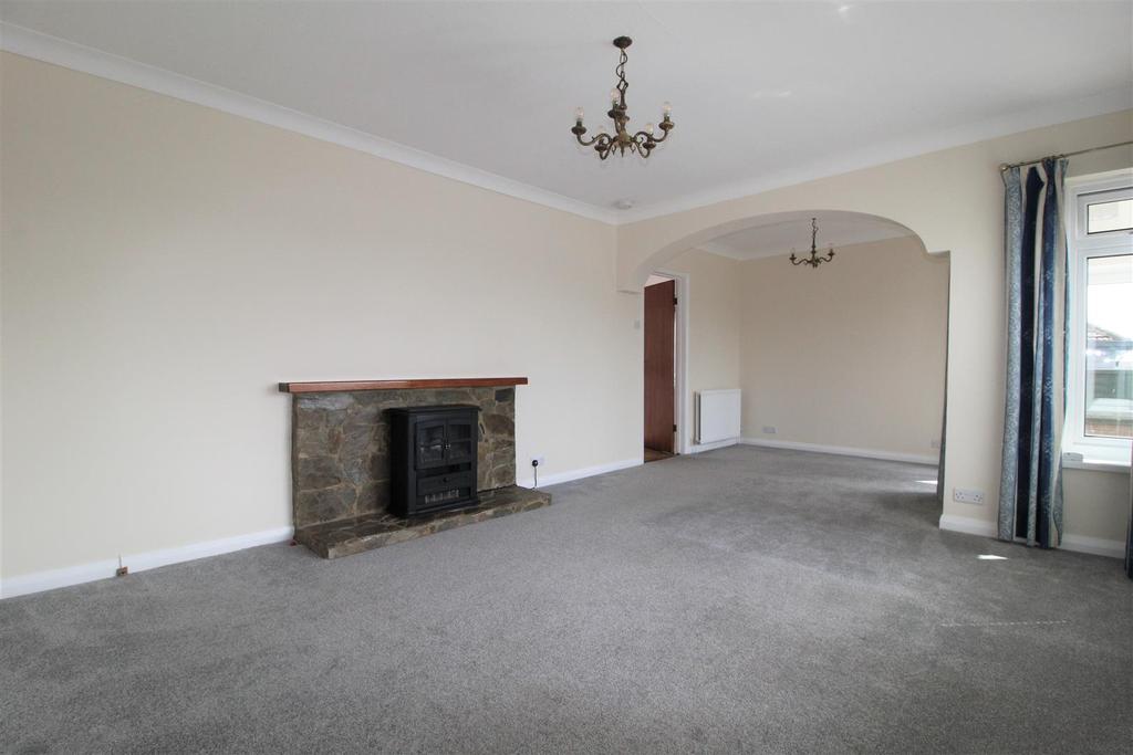 Blue Waters Drive, Paignton 2 bed bungalow £1,200 pcm (£277 pw)