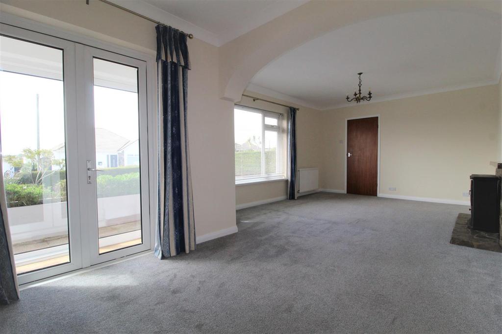 Blue Waters Drive, Paignton 2 bed bungalow £1,200 pcm (£277 pw)