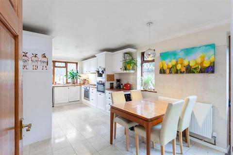 5b Copper Beech Close, Hemel Hempstead, HP3 0DG