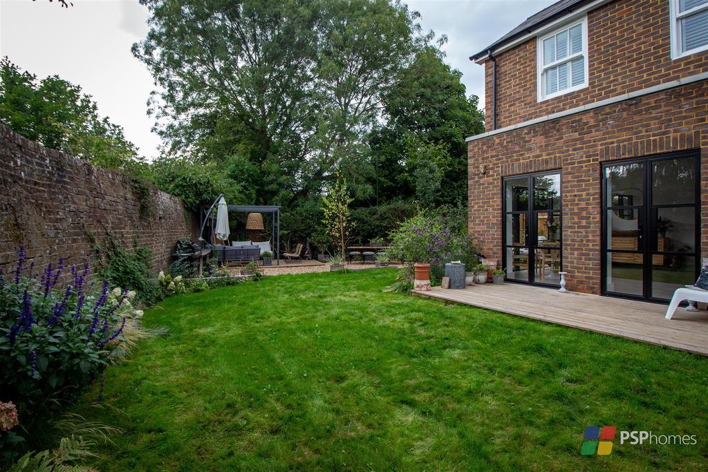 Wrap around walled garden