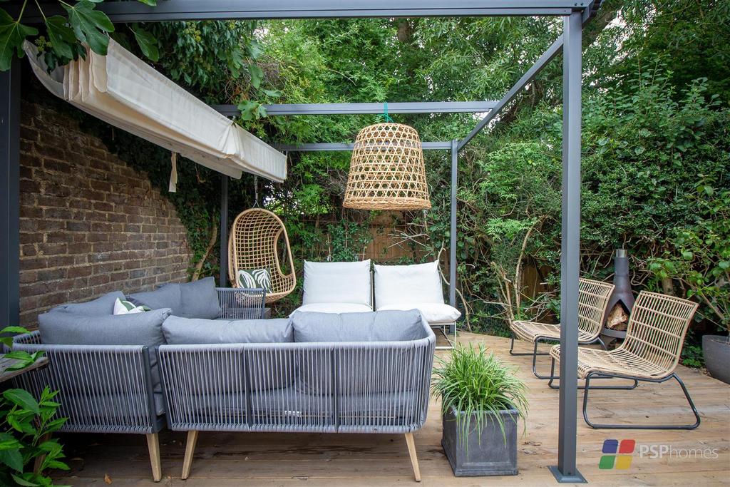 Al-fresco dining under pergola
