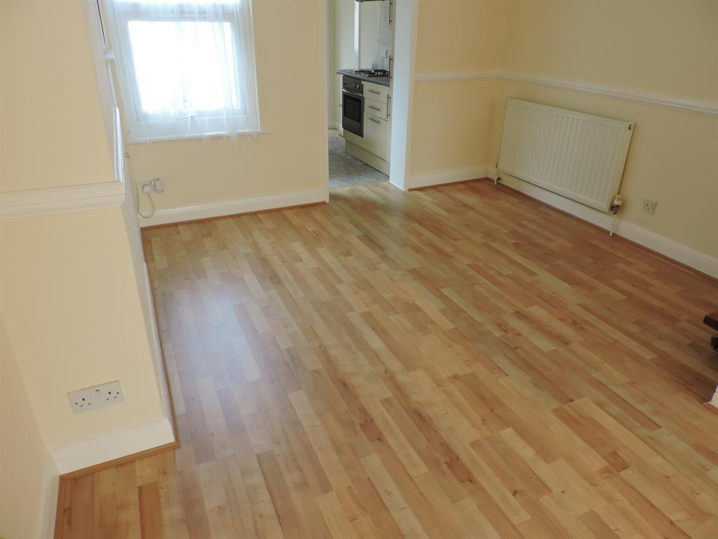 Castle Street, Greenhithe 2 bed terraced house £1,050 pcm (£242 pw)
