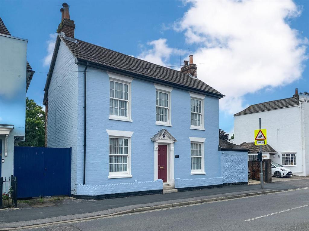 Castle Street, Portchester 3 bed detached house £600,000