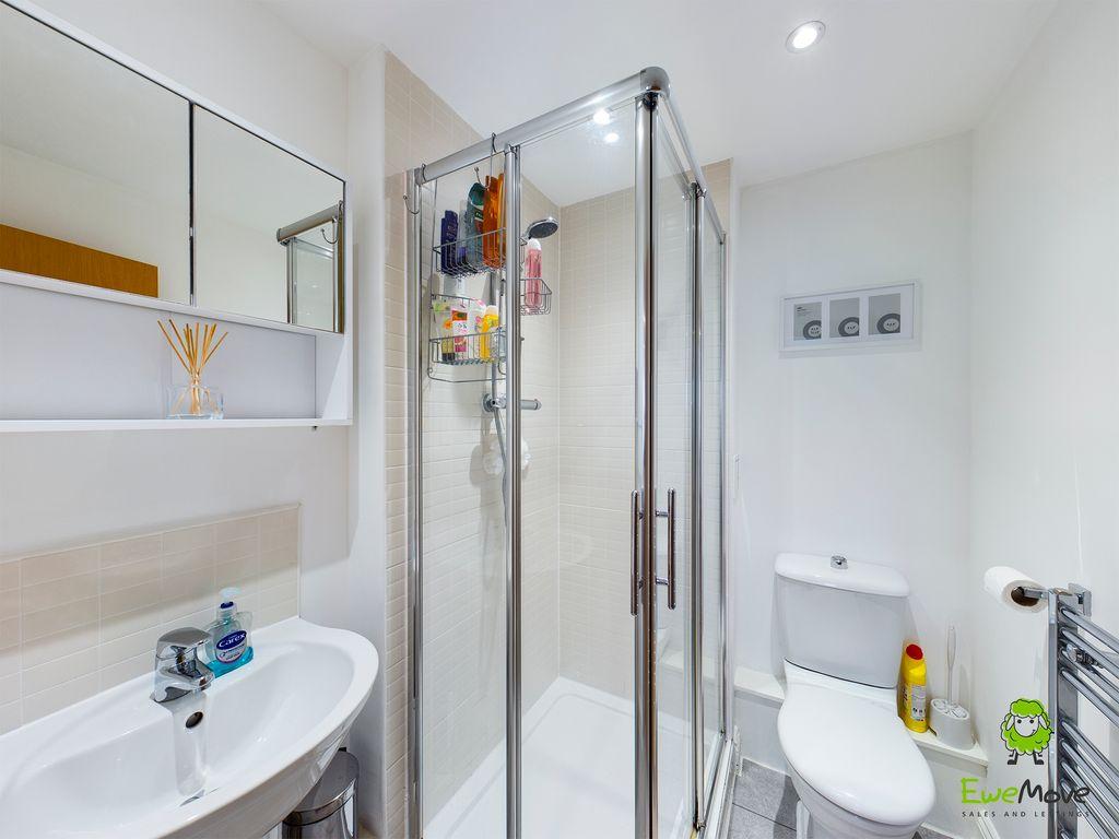 Ensuite to Bed 1