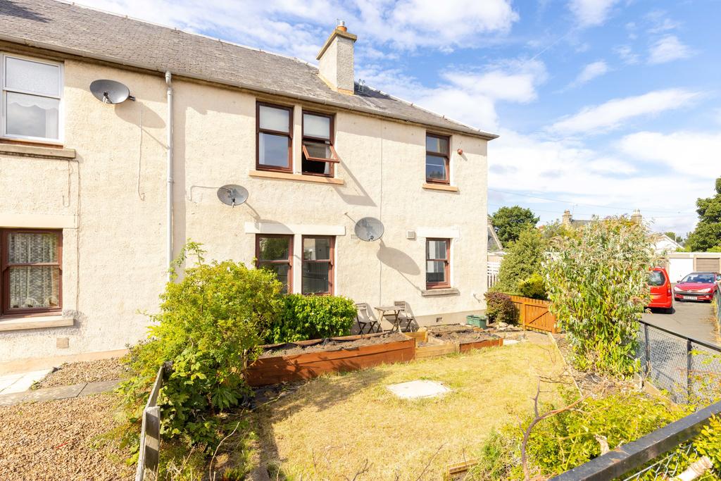 27 Winton Park, Cockenzie, EH32 0JN 2 bed flat £130,000